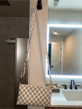 Source Unknown Gray Checkered Wristlet Clutch